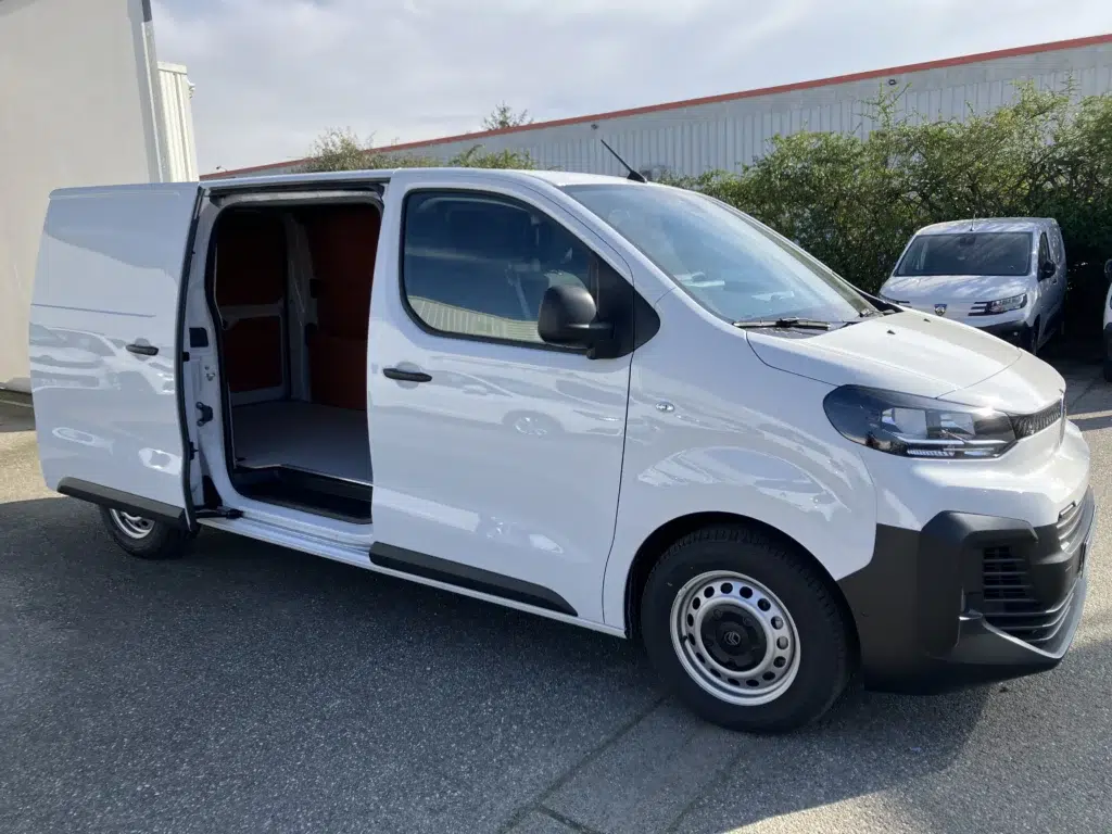 Fourgon Citroën Jumpy en leasing professionnel – utilitaire neuf accessible autoentrepreneur, société sans bilan jeune entreprise, avec FIMALOC TOULOUSE OCCITANIE - face latérale droite