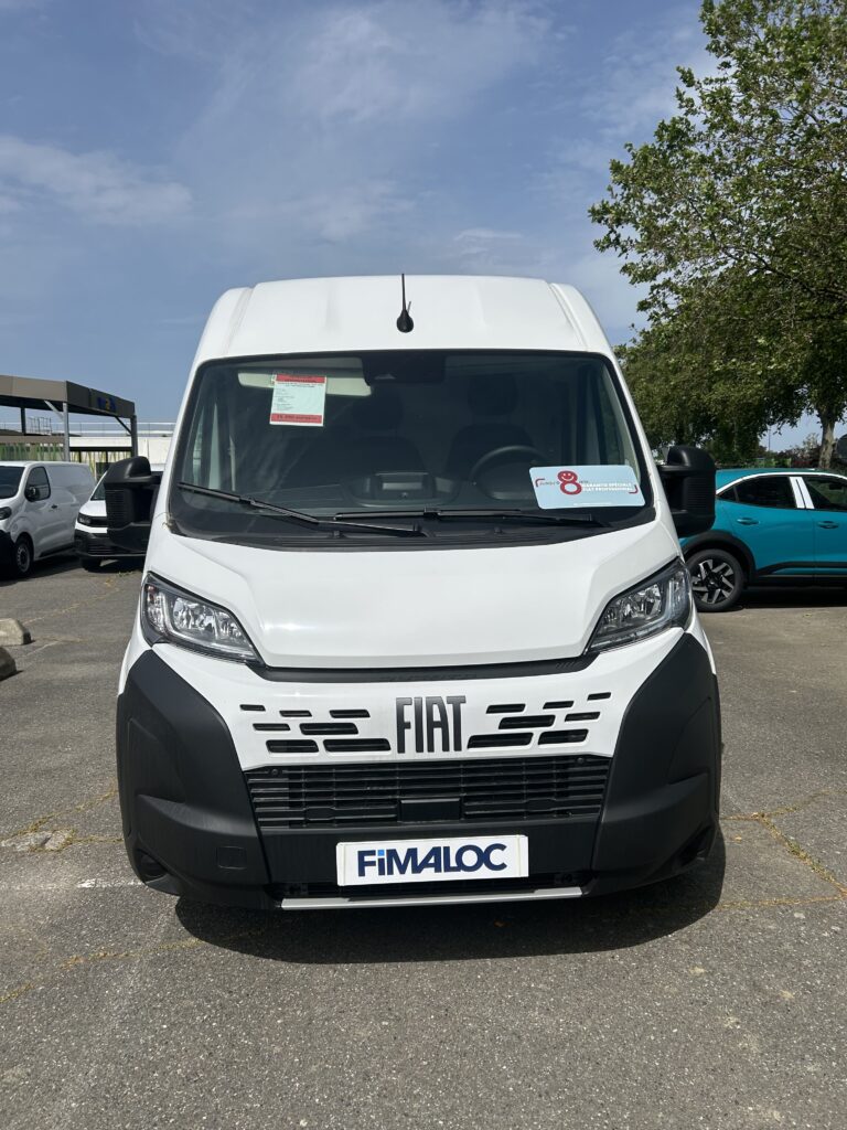 Fiat Ducato fourgon professionnel en leasing utilitaire accessible auto entrepreneur et jeune entreprise sans bilan avec FIMALOC - vue avant