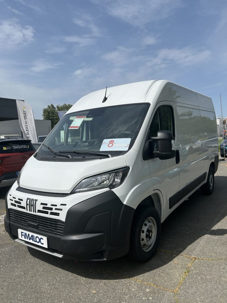 Fiat Ducato fourgon professionnel en leasing utilitaire accessible auto entrepreneur et jeune entreprise sans bilan avec FIMALOC - vue 3/4 gauche