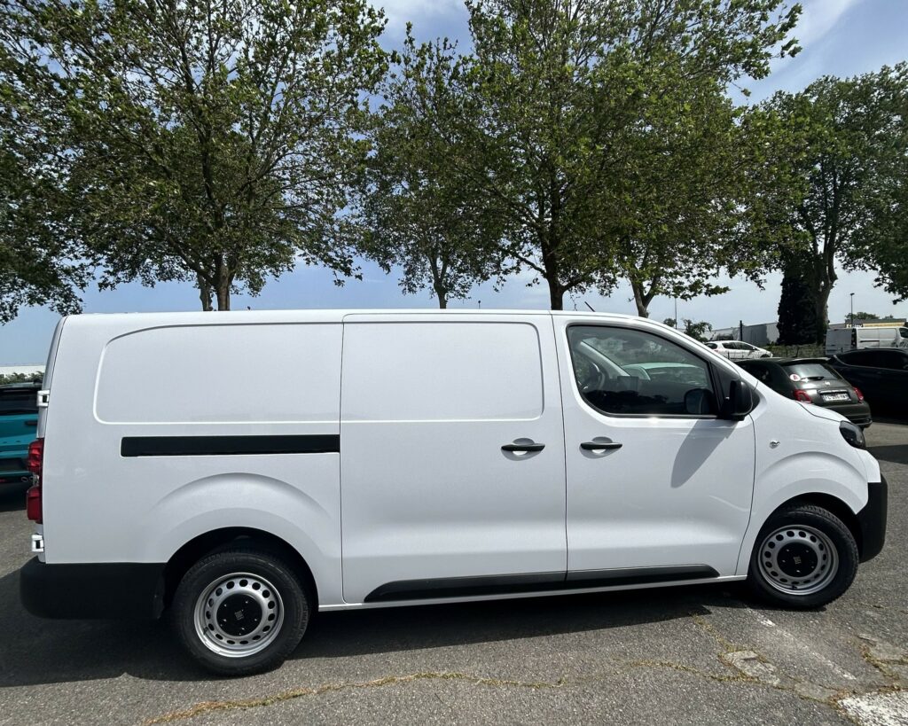 FIAT Scudo XL blanc utilitaire professionnel en leasing utilitaire accessible autoentrepreneur et jeune société sans bilan avec FIMALOC - face latérale droite